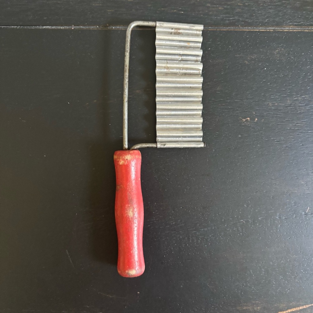 VINTAGE Red Wood‎ Handle Crinkle Cut Wavy French Fry Vegetable Cutter